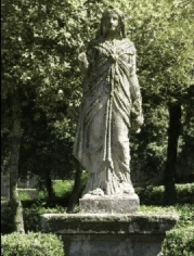  una delle statue presenti nel giardino del castello